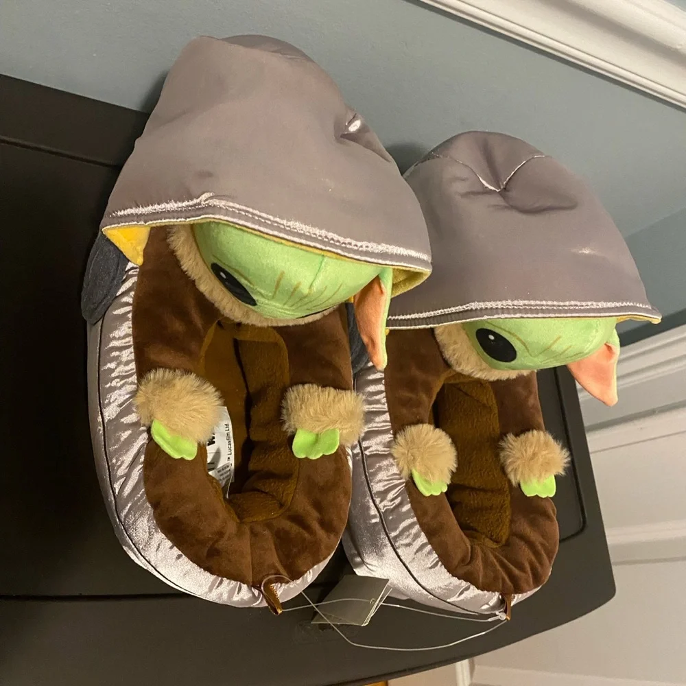 Gap Star wars Green and Silver Plush Baby Yoda Slippers Size Five Boys NWT